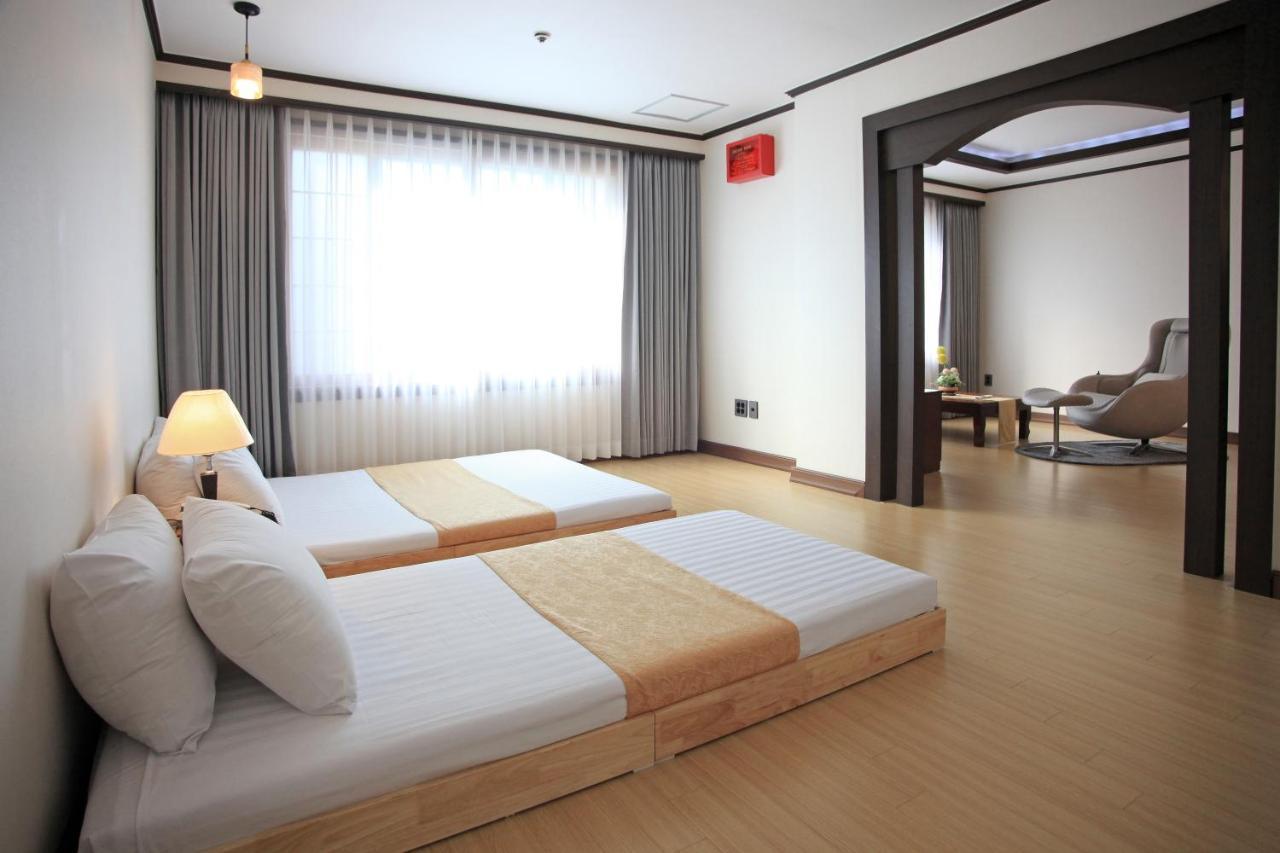Ramada By Wyndham Suanbo Hotel Chungju Bagian luar foto