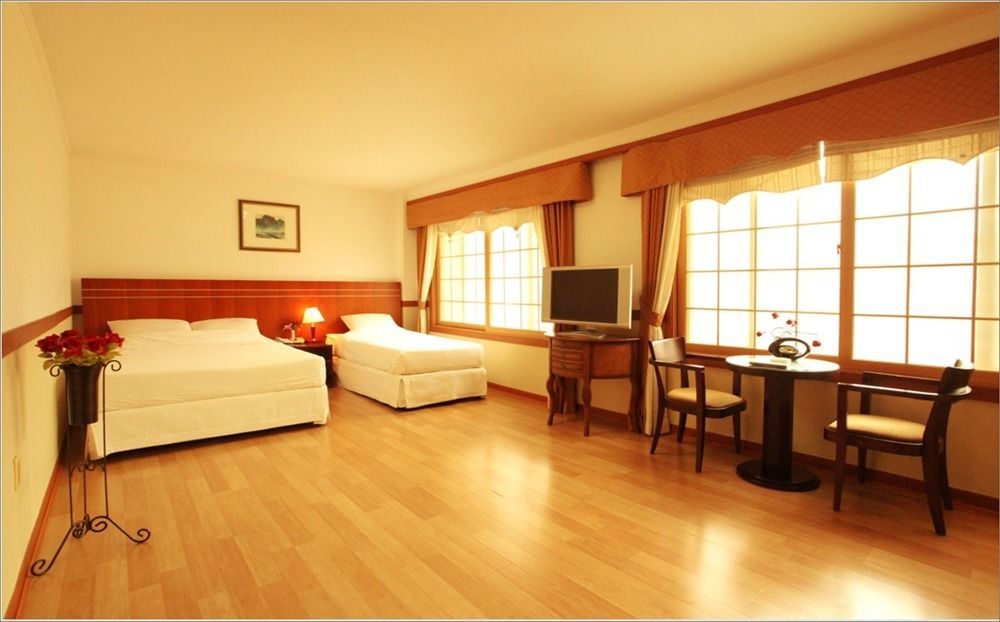 Ramada By Wyndham Suanbo Hotel Chungju Bagian luar foto