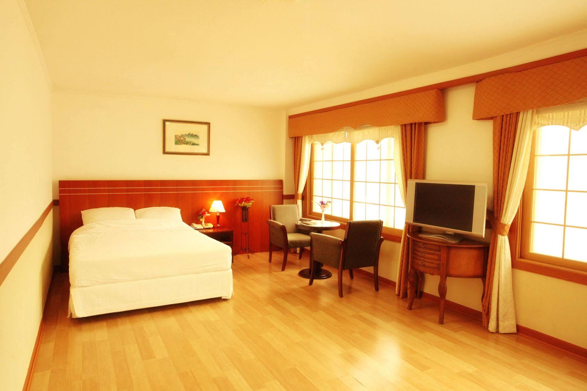 Ramada By Wyndham Suanbo Hotel Chungju Bagian luar foto